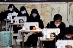 Іранські жінки, члени ісламської дружини «басідж», роблять захисні маски, Тегеран, 5 квітня 2020 року