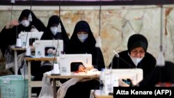 Иранские женщины из полувоенных отрядов "басиджи" шьют защитные маски