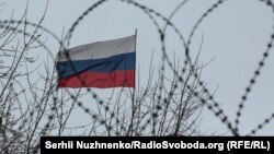 Ресей елшілігінің төбесіндегі Ресей туы. Киев, 27 желтоқсан 2018 жыл. (Көрнекі сурет.)