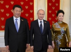 Владимир Путин с лидером Китая Си Цзиньпином и его супругой на приеме в Кремле, 9 мая 2015 года