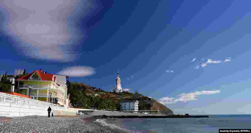 Вид на храм святого Миколи Мірлікійского з пляжу села Малоріченське