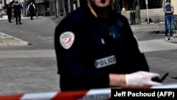 Поліцейські перекрили район, де стався напад, Роман-сюр-Ізер, Франція, 4 квітня 2020 року