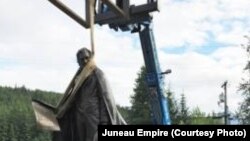 Установка памятника Уильяму Сьюарду, бывшему госсекретарю США, выступившему инициатором покупки Аляски у Российской империи. Джуно, штат Аляска.