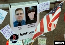 Мемориал памяти жертв теракта на Бостонском марафоне: слева - фотография Шона Коллиера
