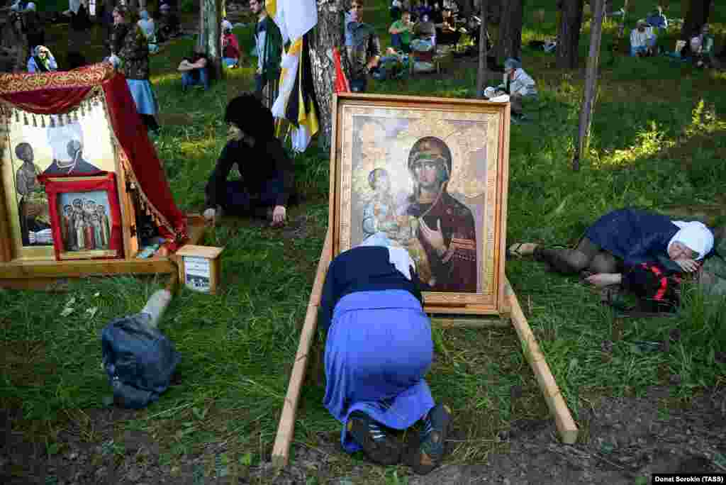 По сообщениям, для участия в этом крестном ходе слетелись паломники со всего света, в том числе из Европы и США.&nbsp;