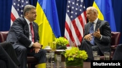 Petro Porosenkó ukrán elnök (b) New Yorkban találkozik Joe Bidennel, az Egyesült Államok alelnökével 2015. szeptember 29-én.