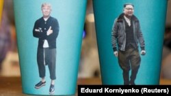 Илустрација - Ликовите на американскиот и на севернокорејскиот претседател, Доналд Трамп и Ким Ун, на картонски сувенир-чаши во Русија