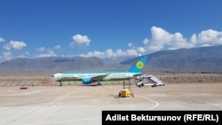 Самолет авиакомпании Uzbekistan Airways в международном аэропорту «Иссык-Куль» в селе Тамчы.