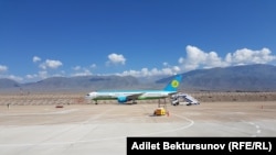 Боинг-757 Узбекских авиалиний в аэропорту Тамчы. 4 июля 2017 года.