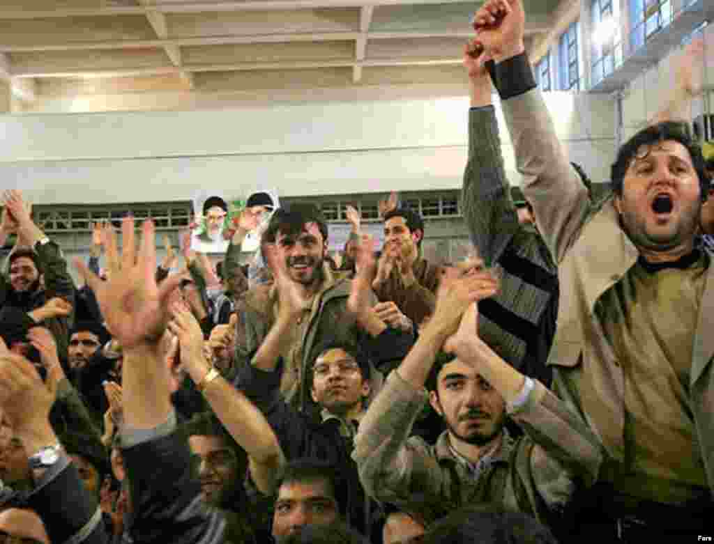 دانشجويان معترض گفته اند هواداران آقای احمدی نژاد از بيرون از دانشگاه به سالن سخنرانی آورده شده بودند
