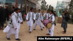 آرشیف، رقص محلی افغانستان (اتن) در یک محفل عروسی