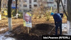 Активист Юрий Сидоров и портрет Владимира Путина. Чебоксары, 26 октября 2017 года.