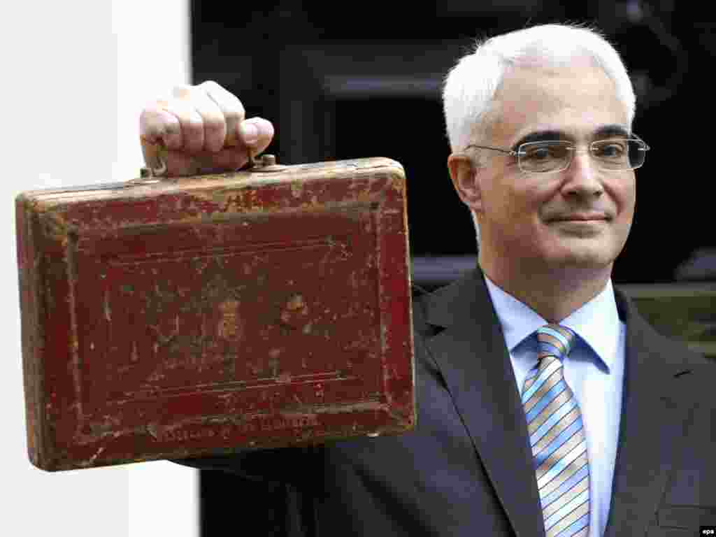 Velika Britanija - Novi budžet - U ovom koferčiću su stali svi podaci i analize za budžet velike Britanije za 2010-tu godinu. Predstavio ga je britanski ministar financija Alistair Darling. 