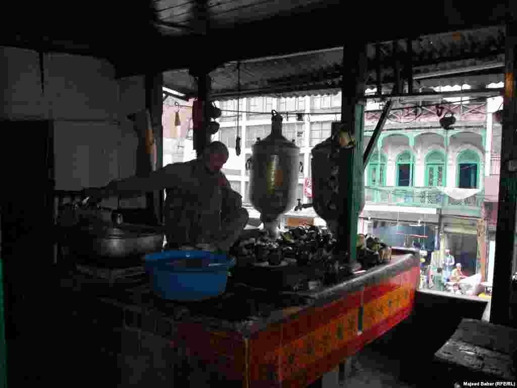There are fewer and fewer traditional tea houses in Qissa Khwani.