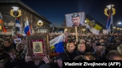 Masa ispred Hrama Svetog Save tokom Putinovog obilaska ove bogomolje, Beograd