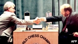  Борис Спаски (вляво) и Боби Фишер по време на мача им в Югославия, 2 септември 1992 година 