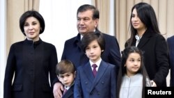 O‘zbekiston Bosh vaziri Shavkat Mirziyoev prezidentlik saylovida ovoz berib oilasi bilan birga suratga tushmoqda