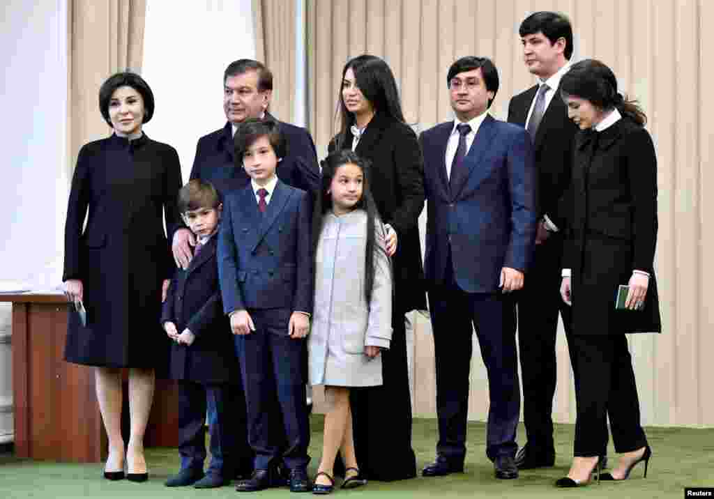 Өзбекстан президенті міндетін атқарушы Шавкат Мирзияев (сол жақтан екінші) отбасымен бірге Ташкент сайлау учаскесінде суретке түсіп тұр. 4 желтоқсан 2016 жыл. 