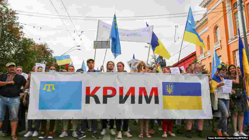 Колонна военных, в составе которой была колонна из Крыма, стартовала возле парка Тарасу Шевченко в Киеве, далее прошлась по Крещатику до Майдана Независимости