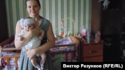 Бывшая сотрудница ООО "Интернет-исследования" Ольга Мальцева и ее ребенок