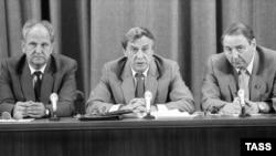 Олег Бакланов (справа) в составе Государственного комитета по чрезвычайному положению, 19 августа 1991 года 