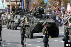 Бронетранспортеры и другая военная техника, показанные на Крещатике 24 августа 2014 года, а также некоторые участники отправились после парада на передовую в Донбасс