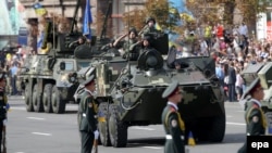 Українські бронетранспортери під час параду до Дня Незалежності. Київ, 24 серпня 2014 року