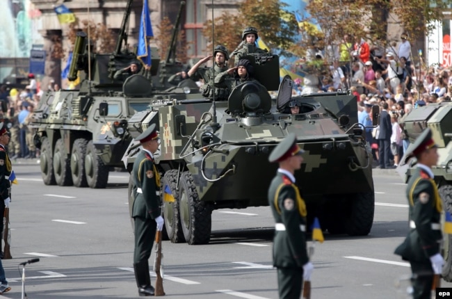Бронетранспортеры и другая военная техника, показанные на Крещатике 24 августа 2014 года, а также некоторые участники отправились после парада на передовую в Донбасс
