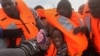 Спасенные в Средиземном море беженцы 