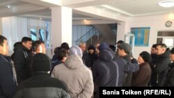 В акимате города Жанаозен родственники погибших и раненные в ходе событий 16 декабря 2011 года. Жанаозен, 14 декабря 2017 года.