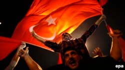 Сторонники президента Реджепа Эрдогана празднуют победу над путчистами. 18 июля