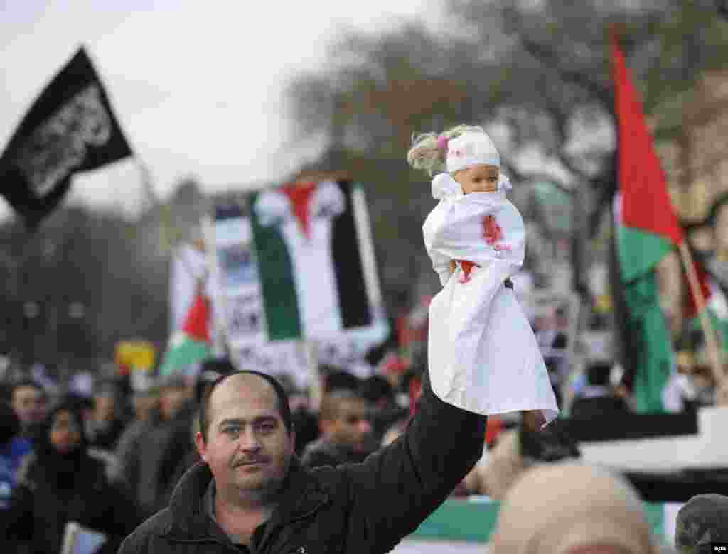 Марш протеста к посольству Израиля в Стокгольме, 10 января 2008. Кукла символизирует палестинских детей.