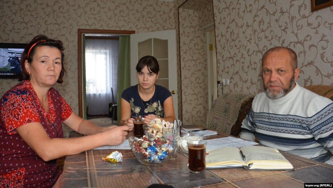 Абдурешит Джеппаров с родными пропавшего Лемара Алядинова, 4 ноября 2017 года