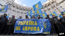 Демонстранты держат плакаты "Украина - это Европа". Киев, 2 декабря 2013 года.