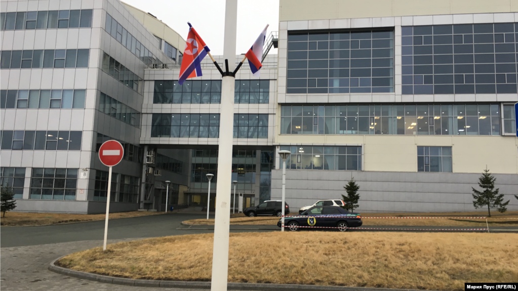 Флаги в кампусе ДВФУ