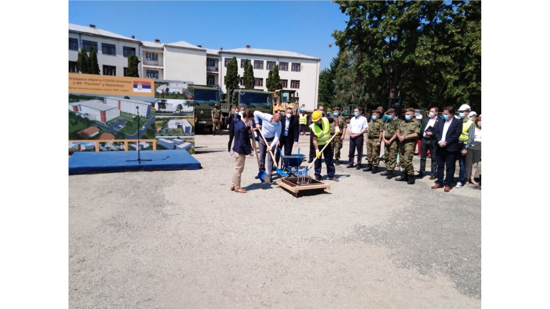 Ministri zdravlja i odbrane Zlatibor Lončar i Aleksandar Vulin na polaganju kamena temeljca za kovid bolnicu u Kruševcu.