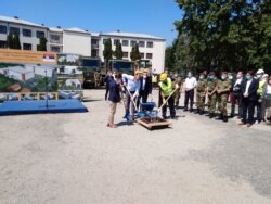 Ministri zdravlja i odbrane Zlatibor Lončar i Aleksandar Vulin na polaganju kamena temeljca za kovid bolnicu u Kruševcu.