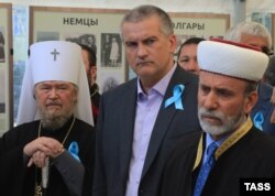 Слева направо: митрополит Лазарь, Сергей Аксенов, муфтий Крыма Эмирали Аблаев