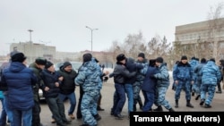 Poliția din Kazahstan arestând susținătorii opoziției care blocaseră o stradă în semn de protest după moartea lui Dulat Aghadil