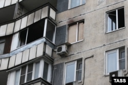 Окна сгоревшей квартиры на улице Народного ополчения