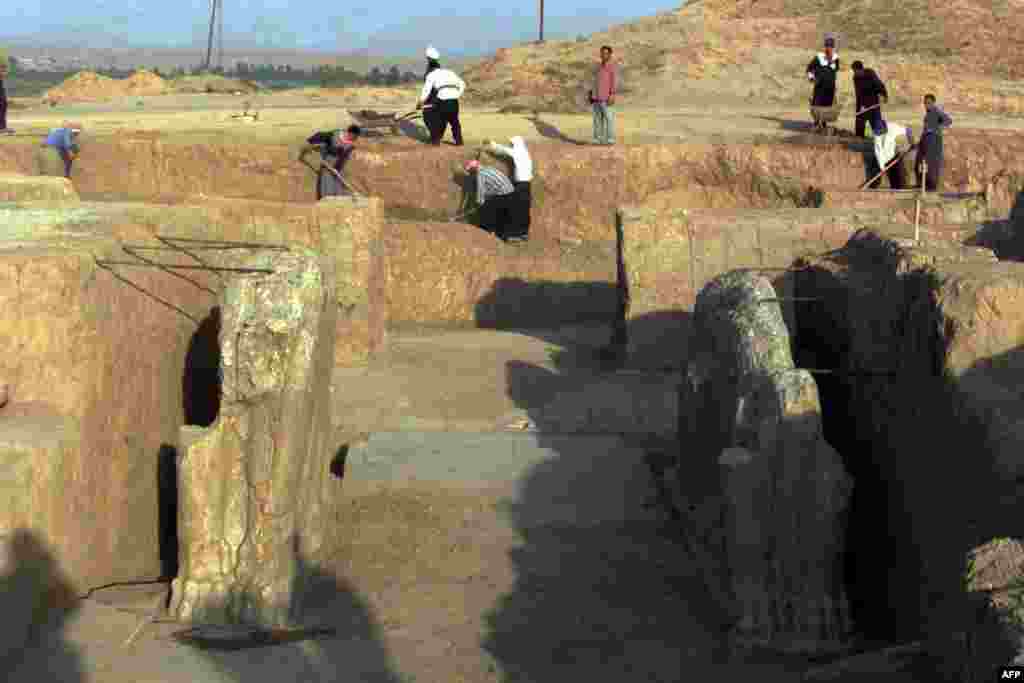 Iraqi workers excavate an archaeological site in 2001.&nbsp;
