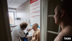 Russia -- Conscripts undergo a medical examination at a recruitment office in Omsk region, October 27, 2016