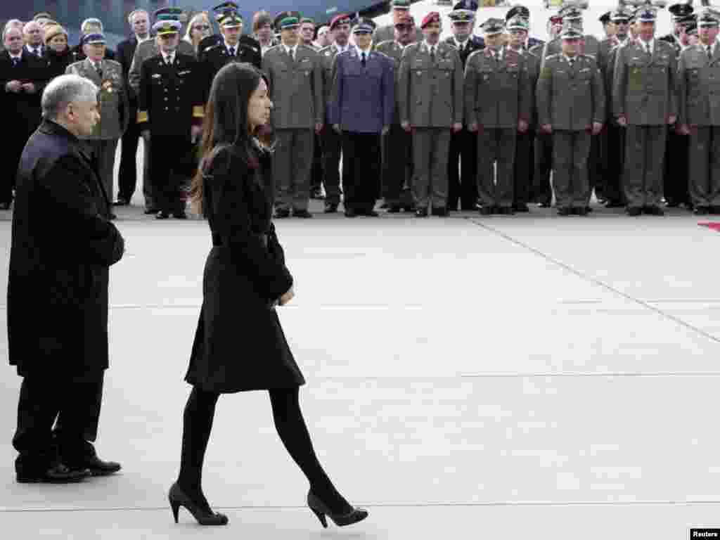 Яраслаў Качыньскі, брат-блізнюк прэзыдэнта Леха Качыньскага, і дачка Леха Качыньскага Марта на цырымоніі ў аэрапорце ў Варшаве