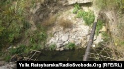 Газова труба, яку руйнують стічні води озера