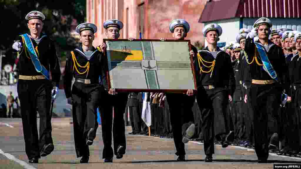 У 1918 році цей Військово-морський прапор виготовив, зберіг, а згодом передав у чиказький музей старший лейтенант військово-морського флоту Української Народної Республіки Святослав Шрамченко