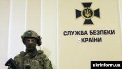 An soldier stands guard at the Ukrainian Security Service's headquarters in Kyiv. (file photo)