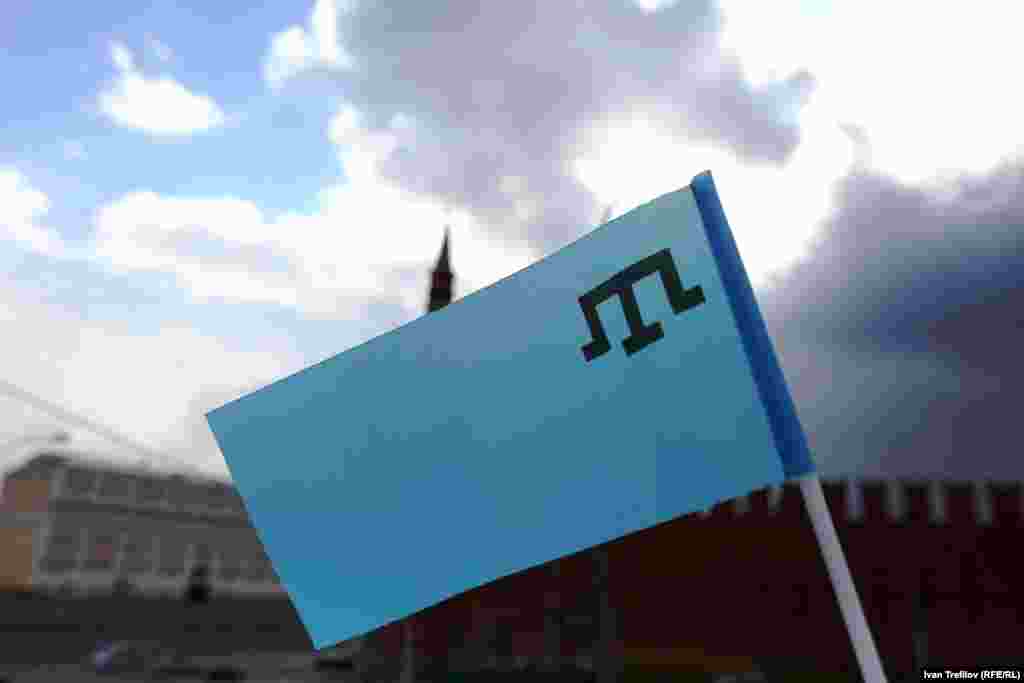 Флаг крымских татар на Большом Москворецком мосту