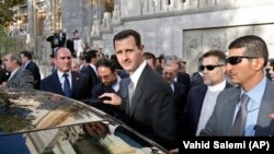 بشار اسد رئیس‌جمهور سوریه، پس از دریافت عالی‌ترین نشان ملی ایران، در جریان سفرش به تهران در پاییز ۸۹