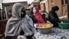 Волонтеры в южноафриканском Йоханнесбурге раздают еду в бедных кварталах