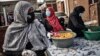 داوطلبان گروه «گرسنگی بی‌دین است» در حال پخش غذا در محله‌های فقیر ژوهانسبورگ، بزرگ‌ترین شهر کشور آفریقای جنوبی، در جریان عید فطر 